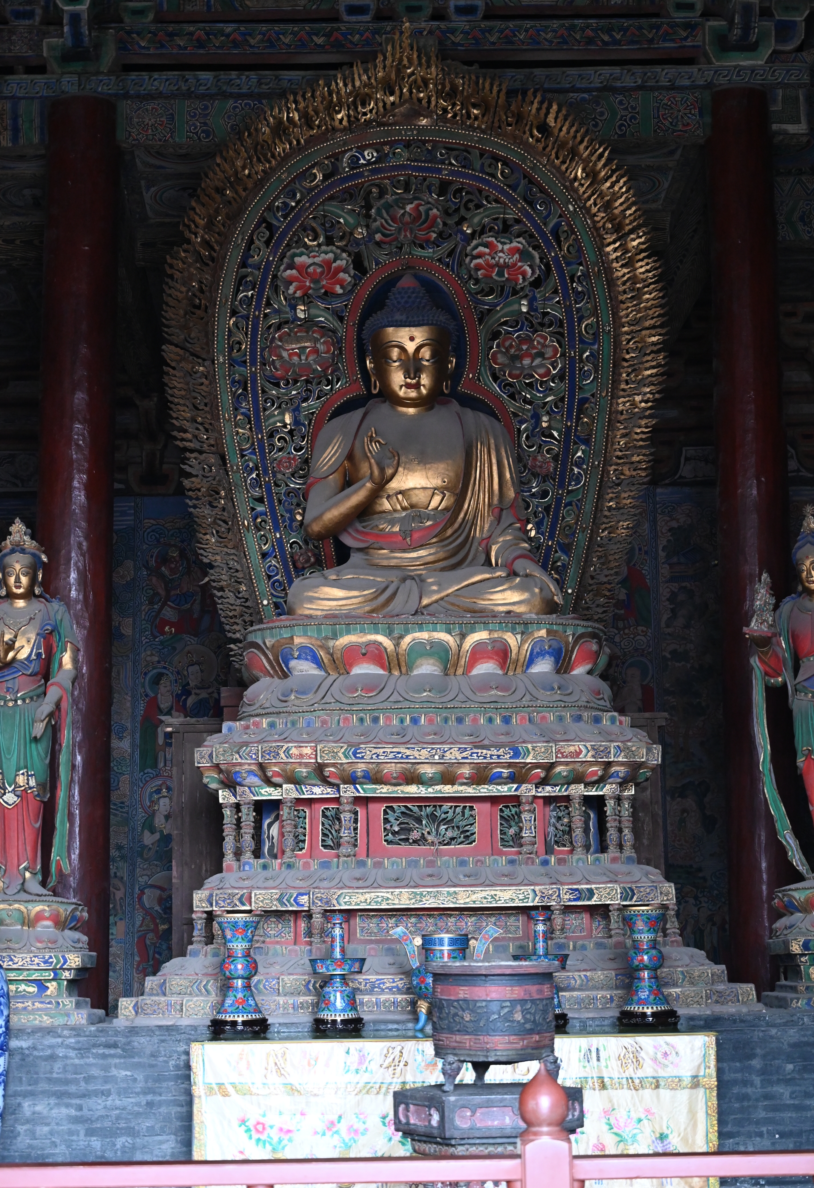 File:Ming era statue of Akshobhya (阿閦如来; Āchùrúlái), one of 