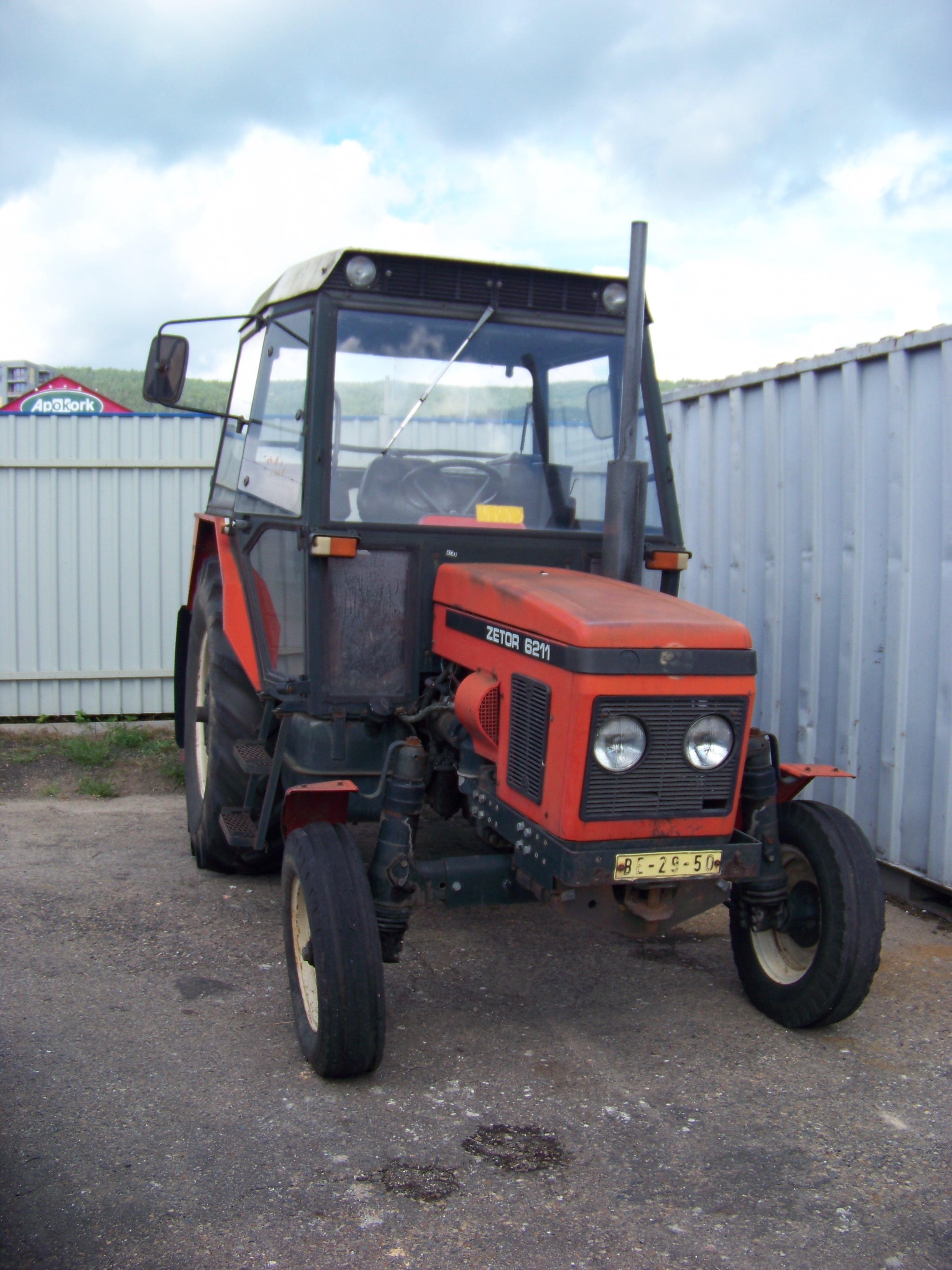 File:PROBO BUS, traktor s pluhem, zpředu.jpg - Wikimedia Commons