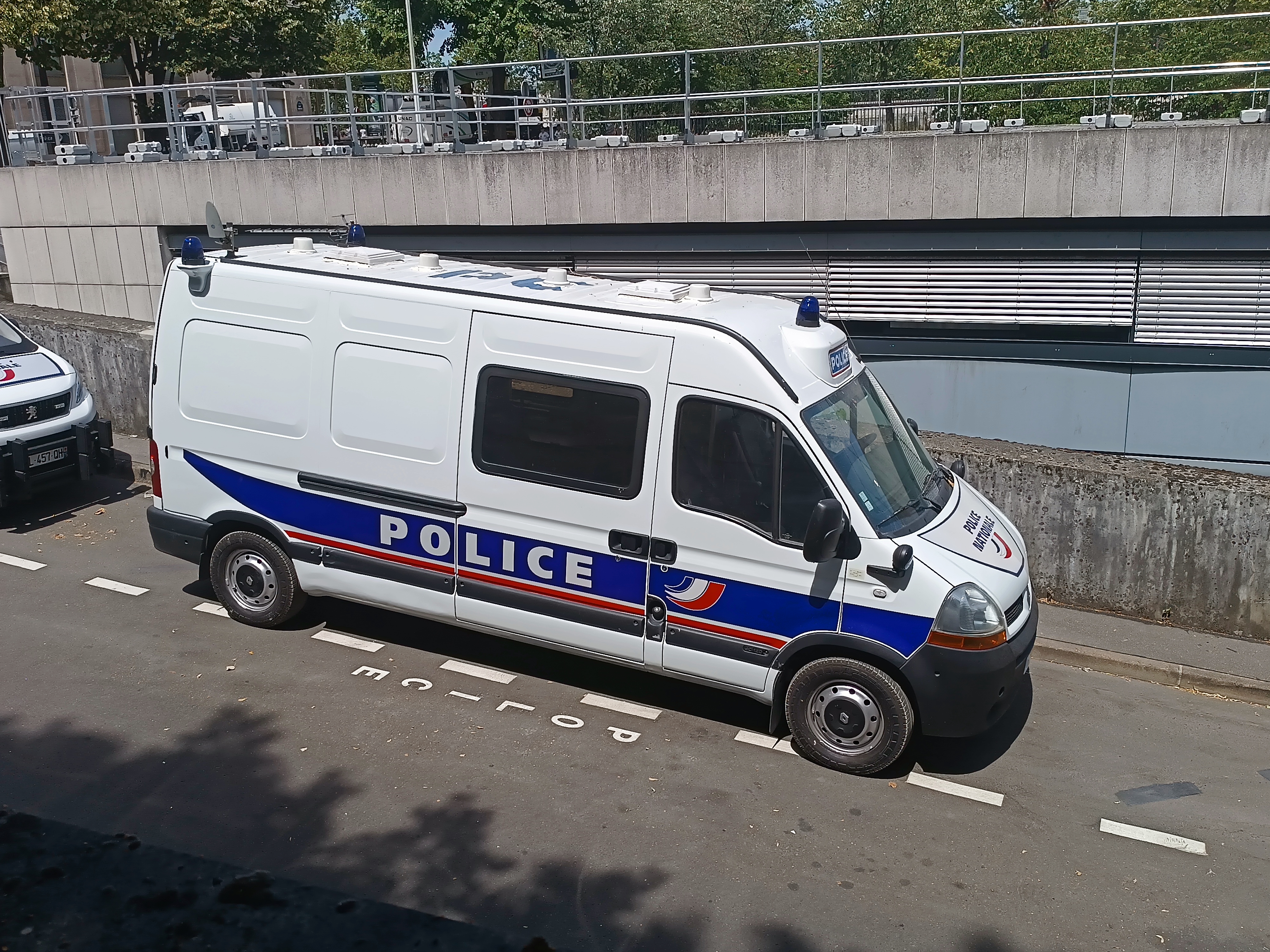 Police Van Responding in Paris // Fourgon de police nationale