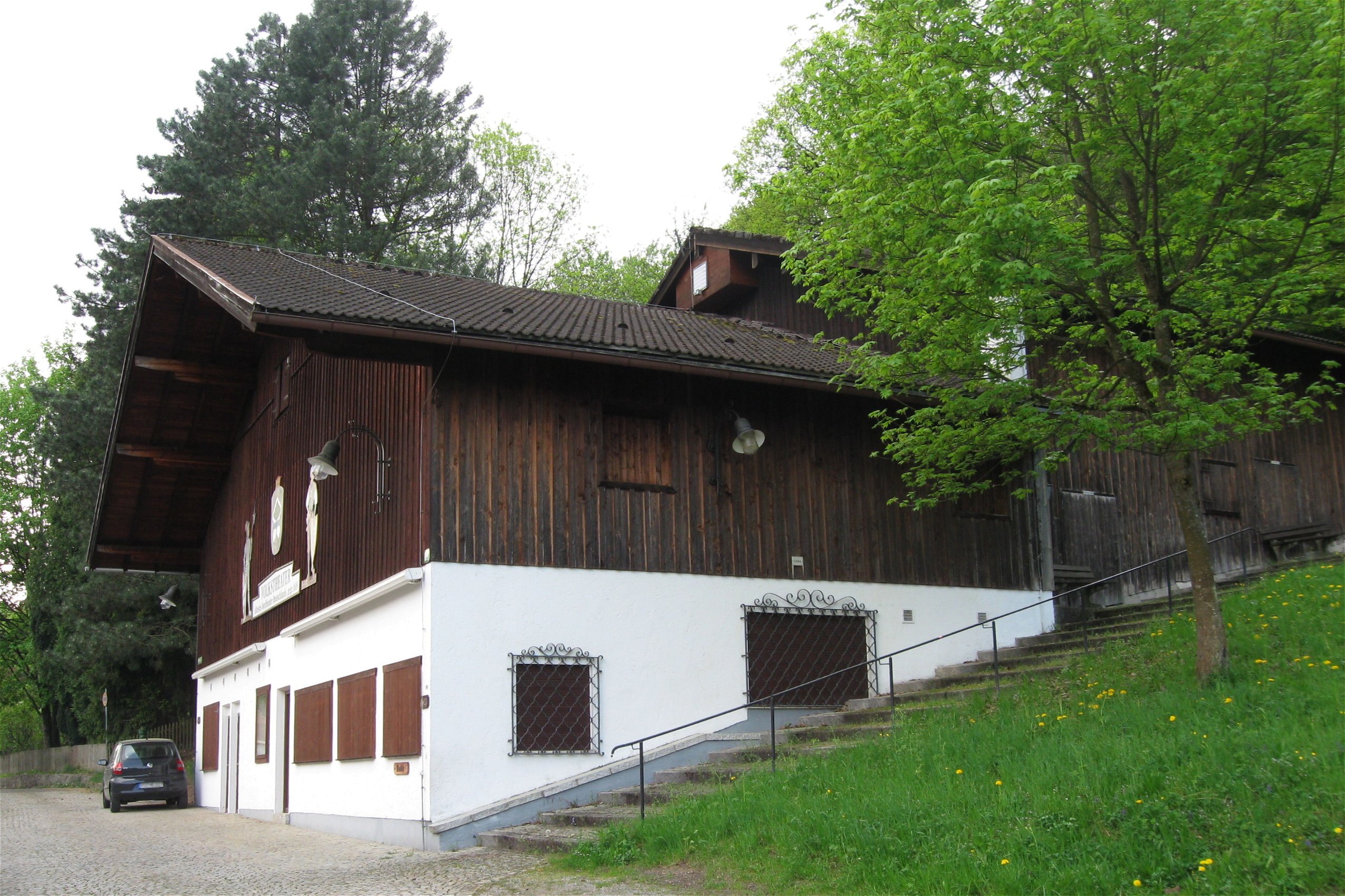Ritterschauspiele Kiefersfelden, Theaterstadl,Links: Bühnengebäude, rechts oben: Zuschauerraum