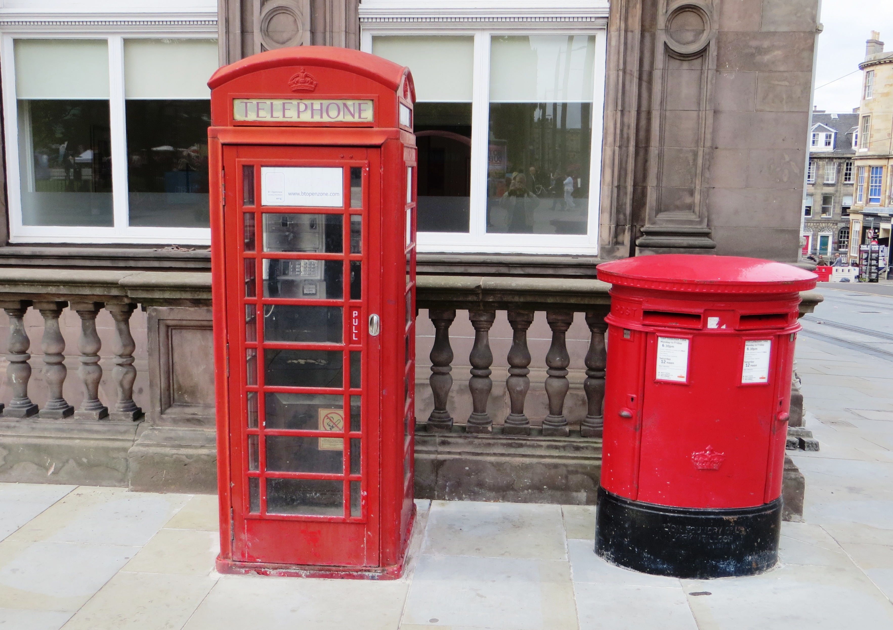 Usually the postbox to empty. Телефонная будка Англия. Телефонная будка к2. Лондонская телефонная будка. Почтовый ящик в Англии.