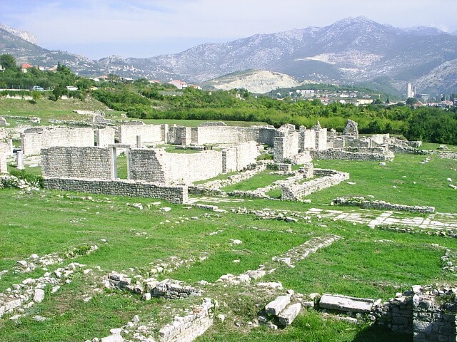 File:Salona, palacovy komplex, dlazdena silnice.jpg