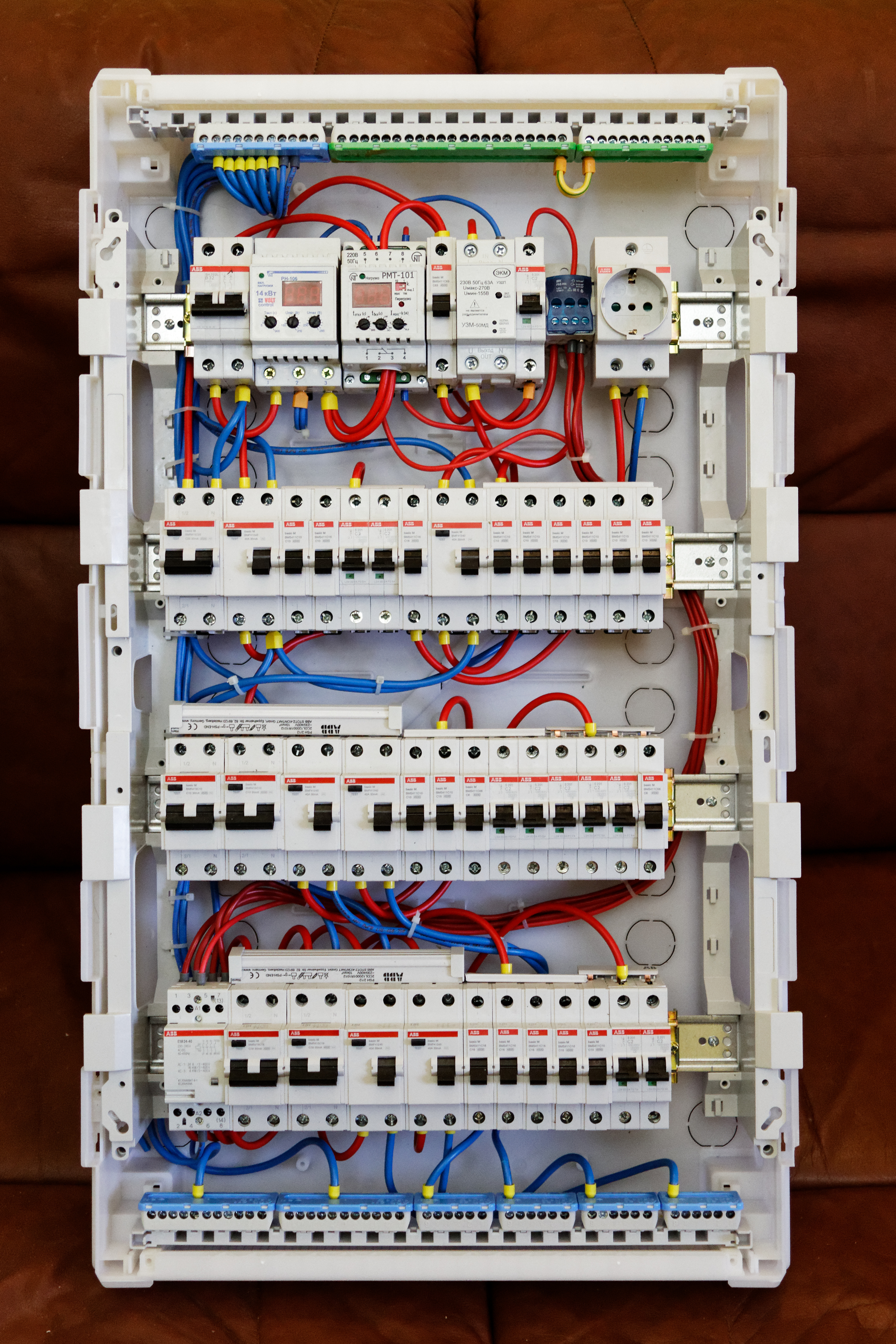 Щит abb 36. Щиток АББ на 36 модулей. Электрический щит ABB 24. Щиток на 36 модулей ABB. Электрощиток 24 модуля монтаж автоматов.