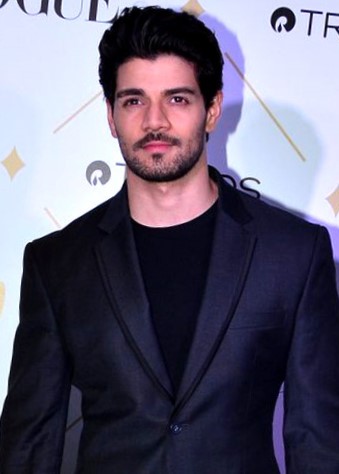 File:Sooraj Pancholi graces Vogue Beauty Awards 2017.jpg