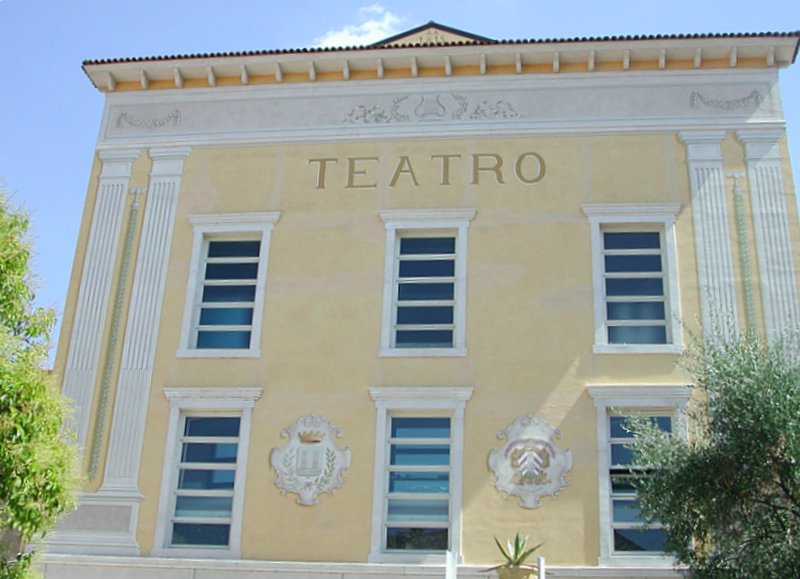 File:Teatro di Desenzano del Garda.JPG