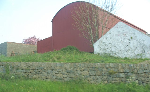 File:The iconic red barn of Cae Eithin Farm - geograph.org.uk - 815623.jpg