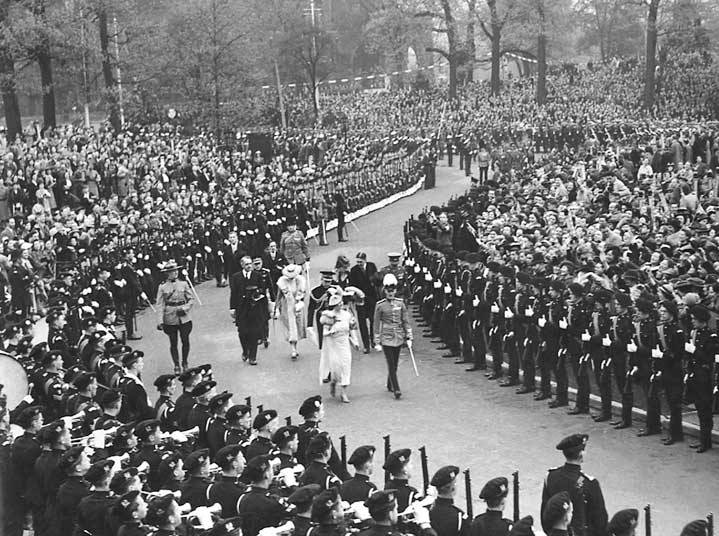File:Their Majesties proceed along the ceremonial route in Toronto during the 1939 Royal Tour of Canada.jpg