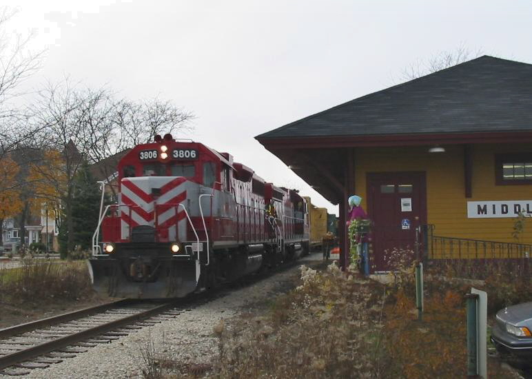 File:WSOR passes Middleton Depot.jpg