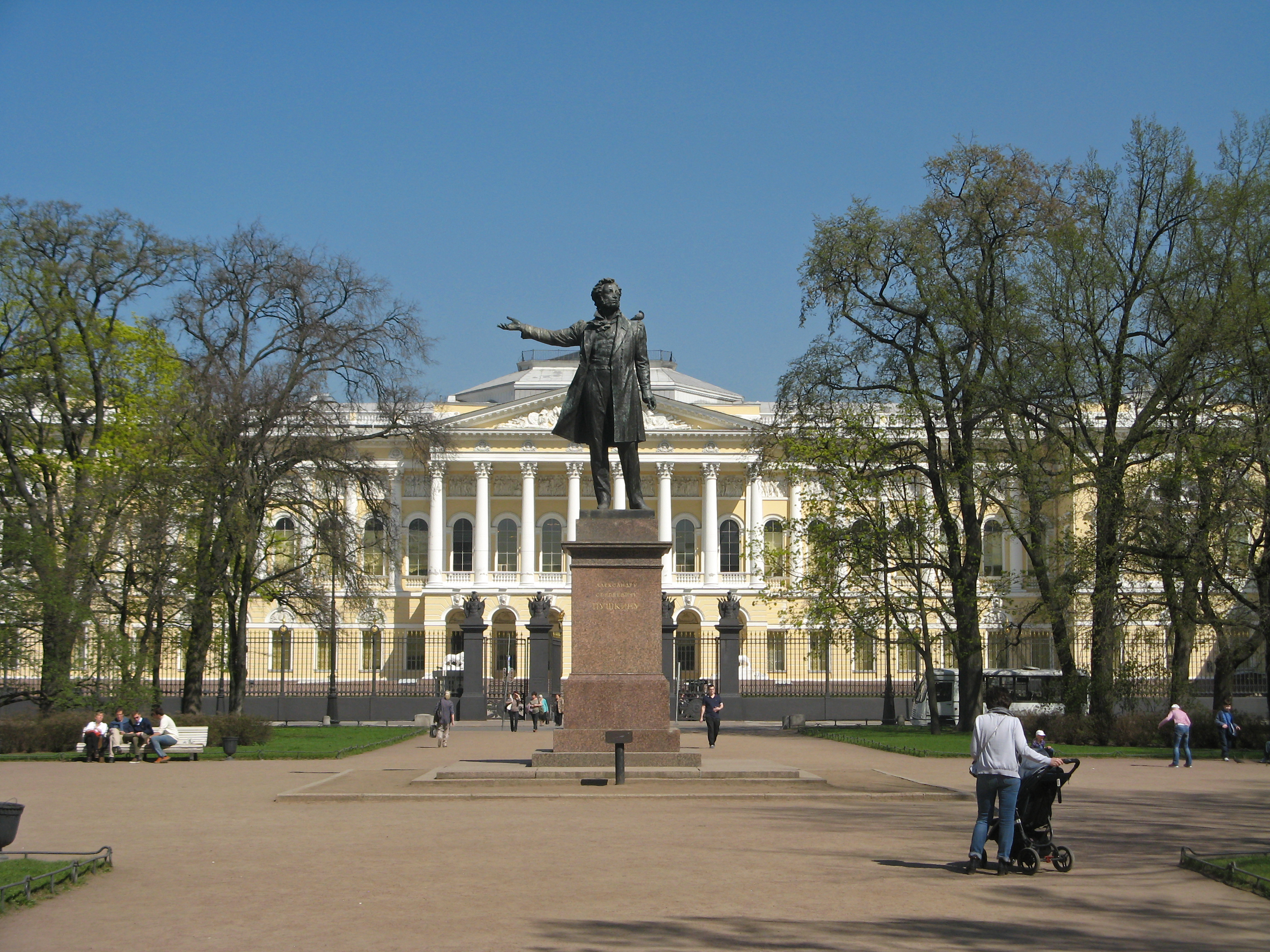 Петербург площадь искусств. Михайловская площадь Санкт-Петербург. Памятник Пушкину у русского музея в Санкт-Петербурге. Памятник а. с. Пушкину (Санкт-Петербург, площадь искусств). Памятник Пушкина в Санкт-Петербурге на площади искусств.