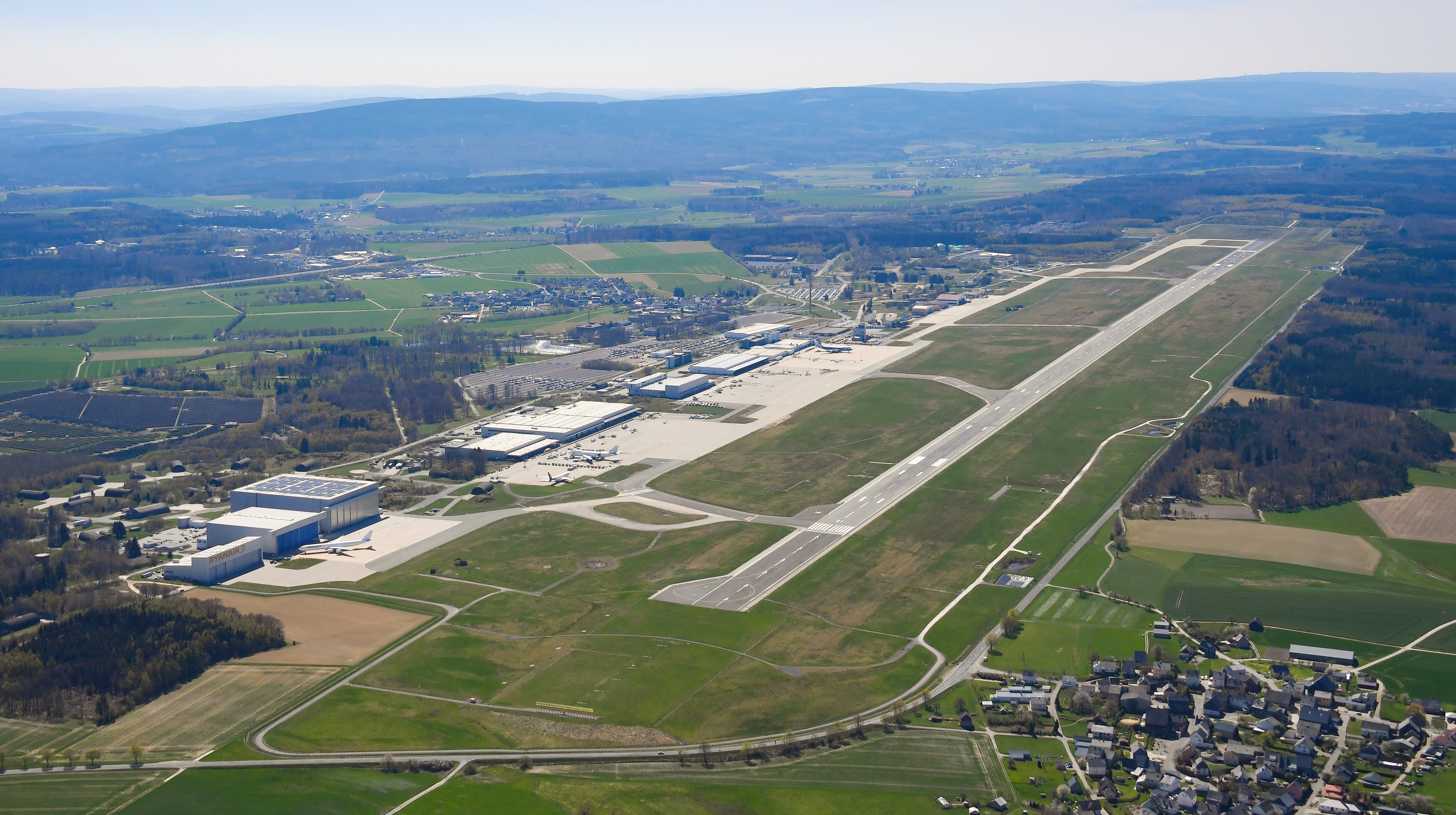 Hat der Flughafen Frankfurt Hahn einen Bahnhof?