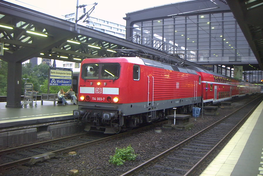 An electric locomotive of type 114 at the Berlin train station Zoologischer Garten