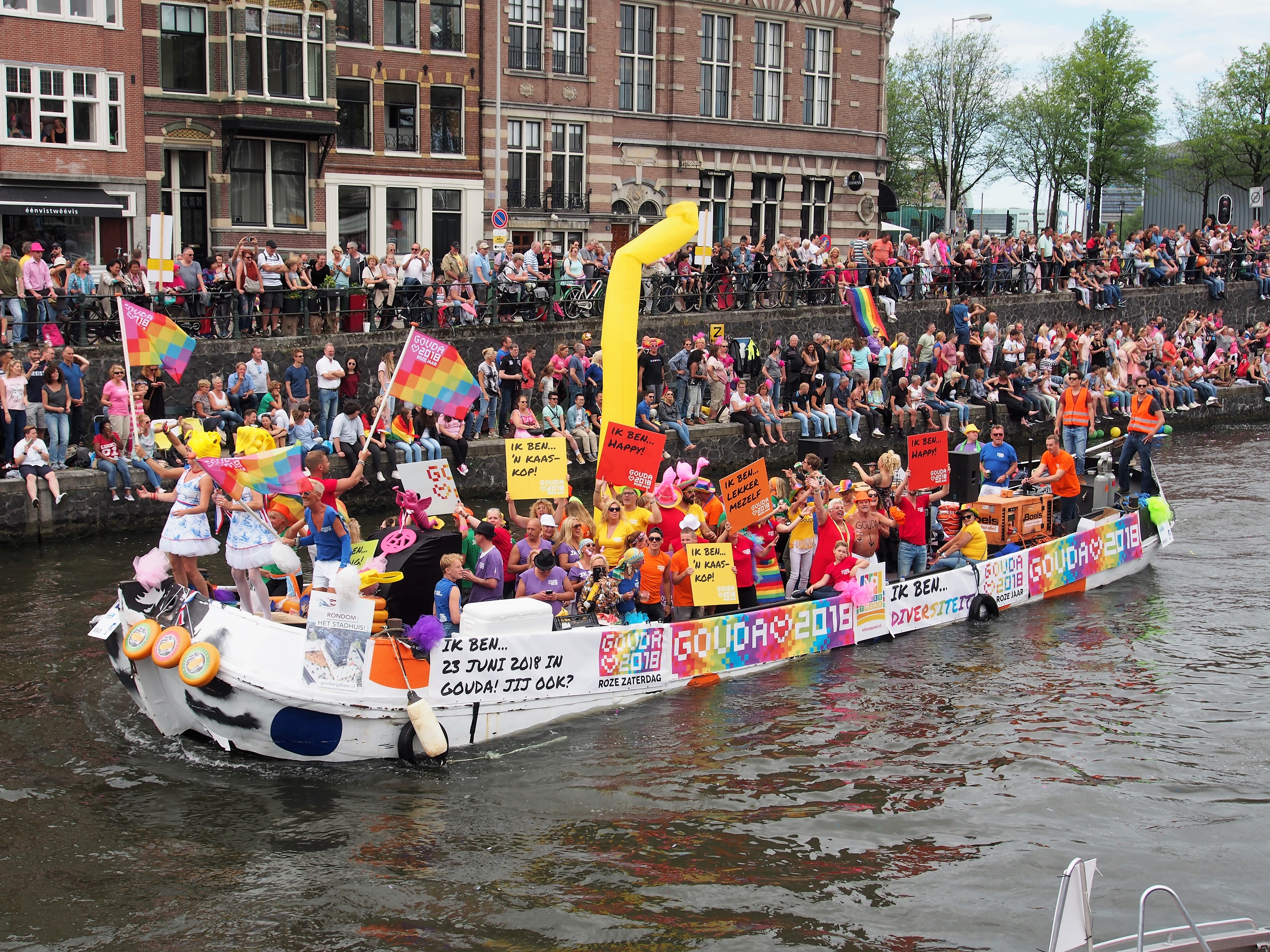 Trillen gaan beslissen residentie File:Boat 76 Roze Zaterdag 2018 - Gouda, Canal Parade Amsterdam 2017 foto  2.JPG - Wikimedia Commons