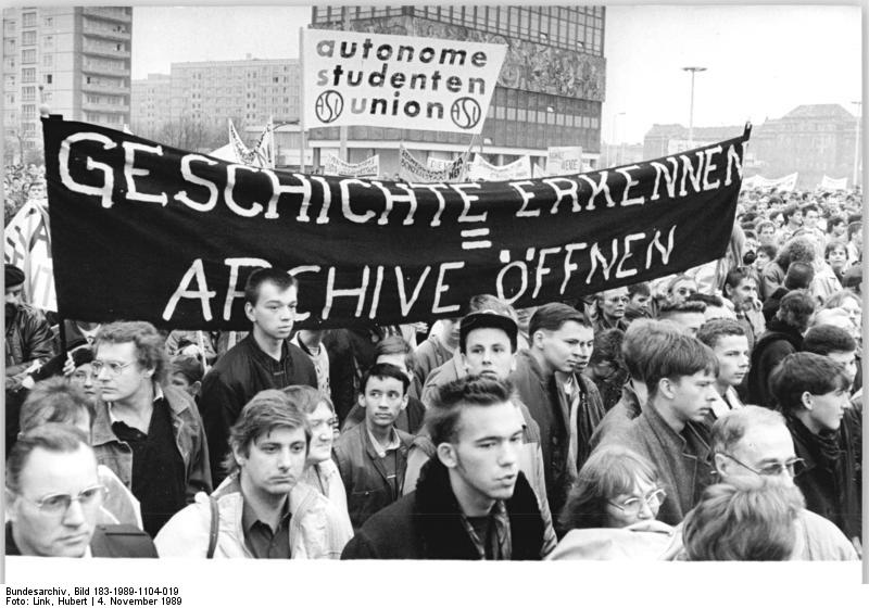 File:Bundesarchiv Bild 183-1989-1104-019, Berlin, Demonstration.jpg