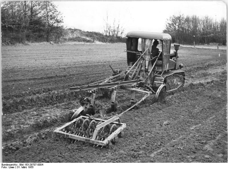 File:Bundesarchiv Bild 183-29707-0004, MTS Ankershagen, Frühjahrsbestellung.jpg