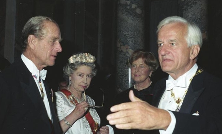 File:Bundesarchiv Bild 199-1992-089-19A, Britische Königin Elisabeth II. in Brühl.jpg