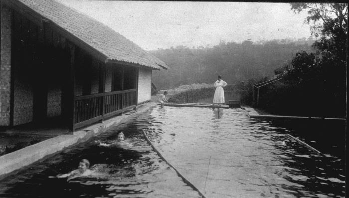 File:COLLECTIE TROPENMUSEUM Zwembad bij bergverblijf Selabintana West-Java. TMnr 60010762.jpg