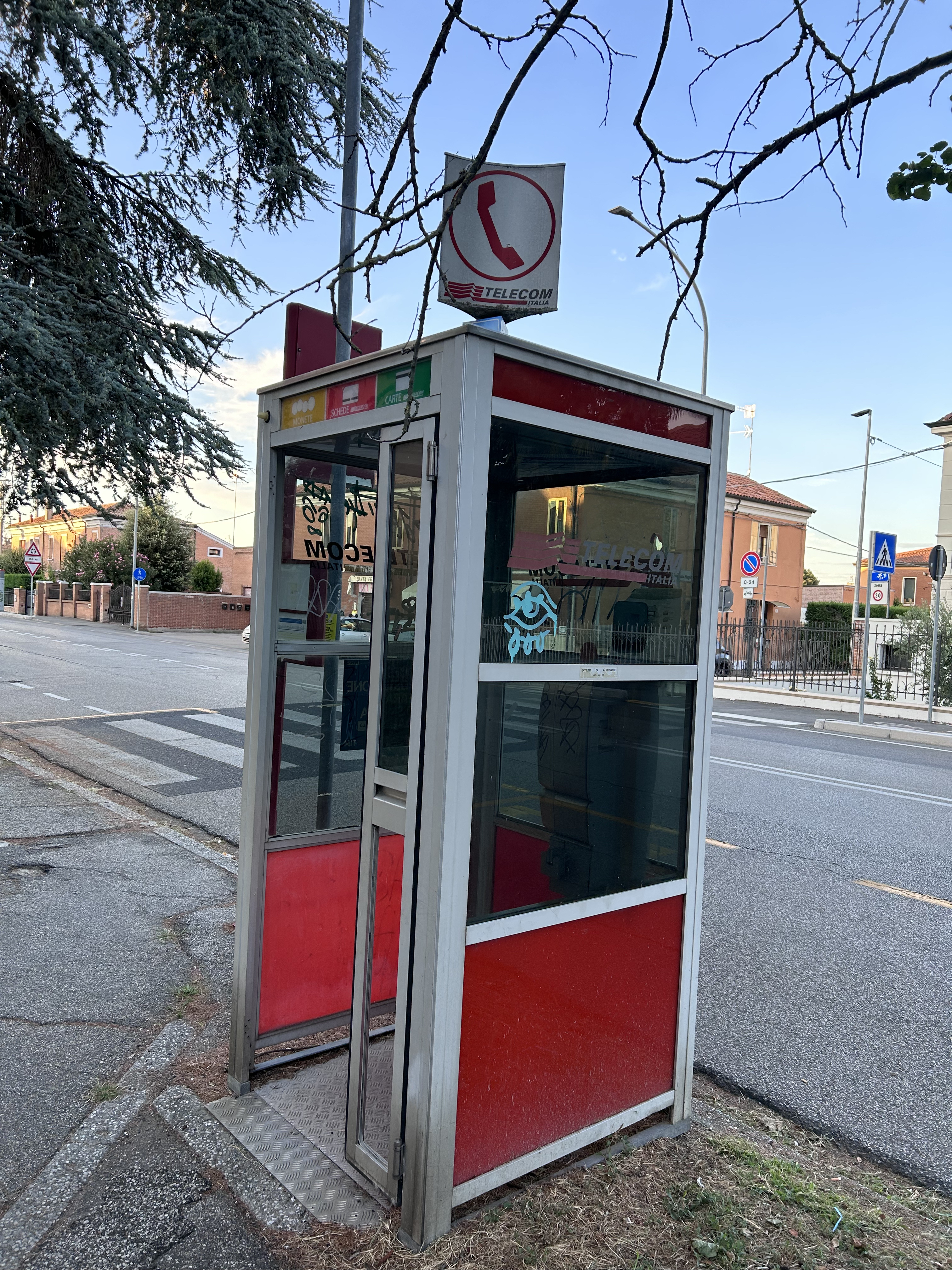 Cabina telefonica - Wikipedia