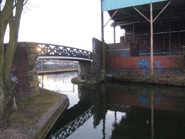 File:Canal and bridge over entrance to minor canal - geograph.org.uk - 1759409.jpg