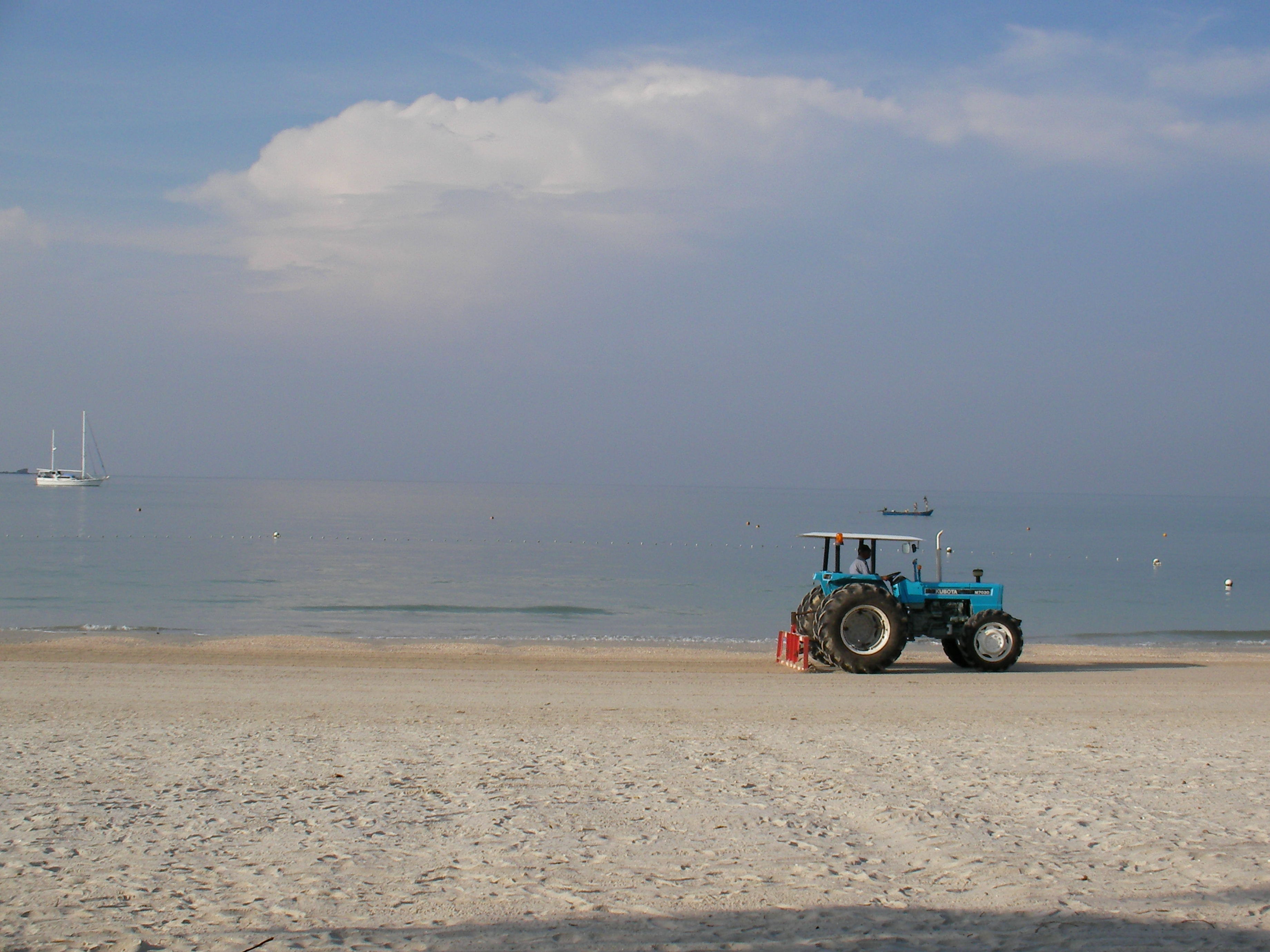 File Casa Del Mar Langkawi Sweeper Kubota M7000 Panoramio Jpg Wikimedia Commons