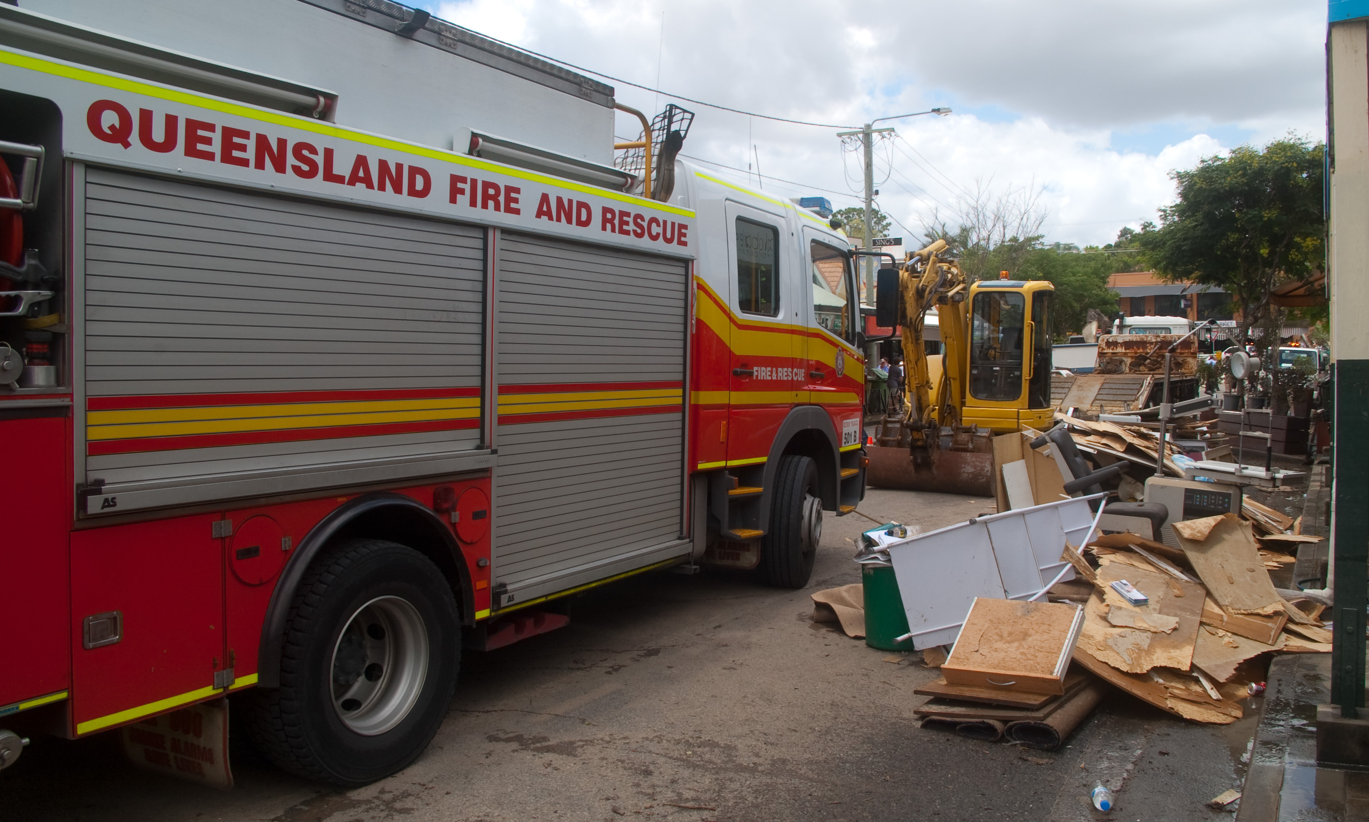 after the 2011 floods 1.jpg Clean up in Rosalie - fire engine of stand by Date 14 January 2011, 11:23:47 Source Flickr: IMGP6087_cleanup-rosalie Author