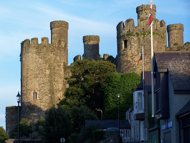 File:Conwy Castle and houses on riverside - geograph.org.uk - 1581015.jpg