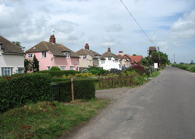 Cottages and Halvergate Mill - geograph.org.uk - 820304