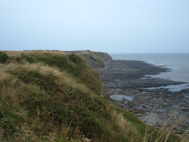 File:Crook Ness and Flat Scar Rocks - geograph.org.uk - 1473164.jpg