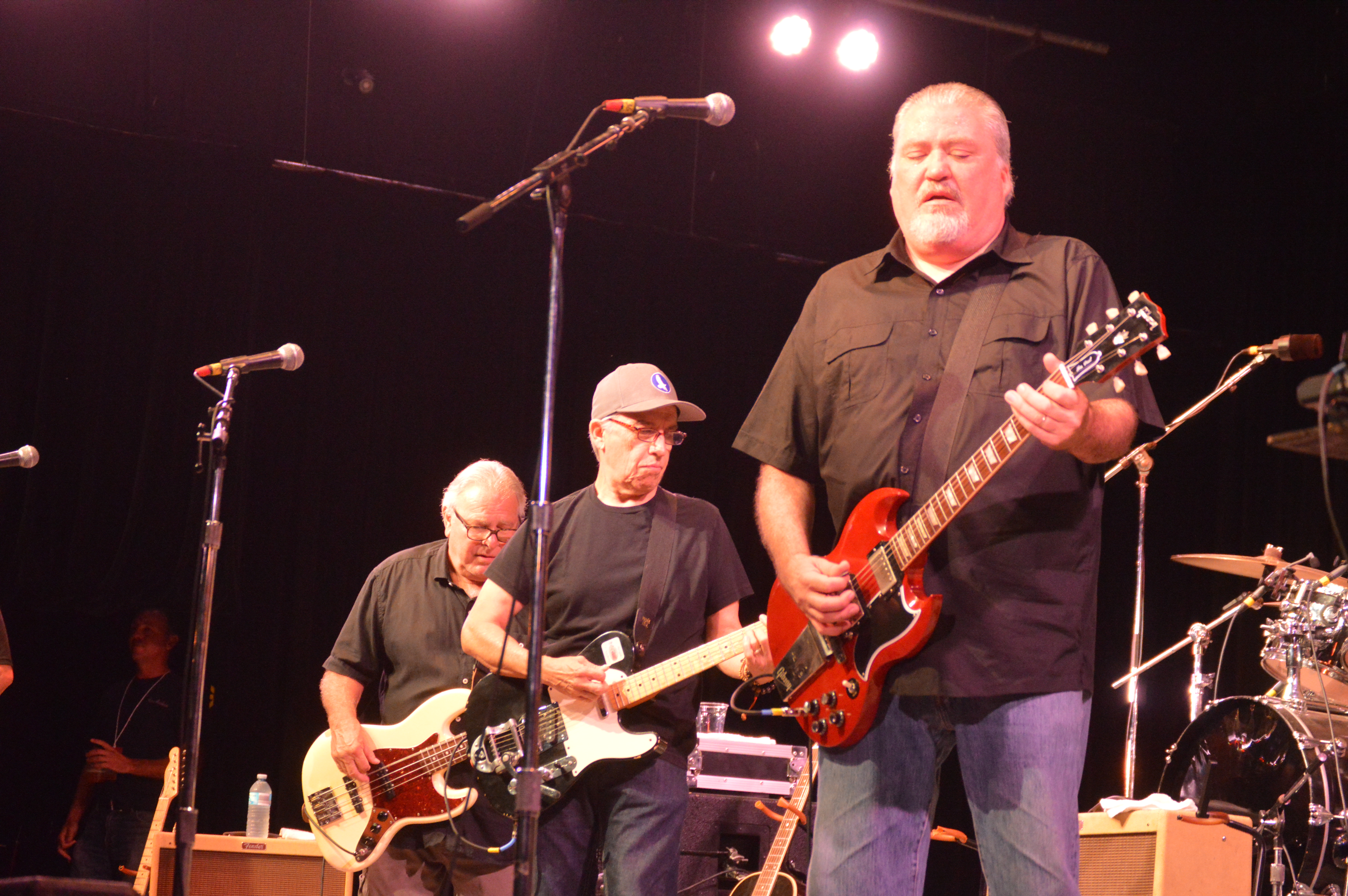 File:David Hildago and Los Lobos at the Philadelphia Folk  -  Wikimedia Commons