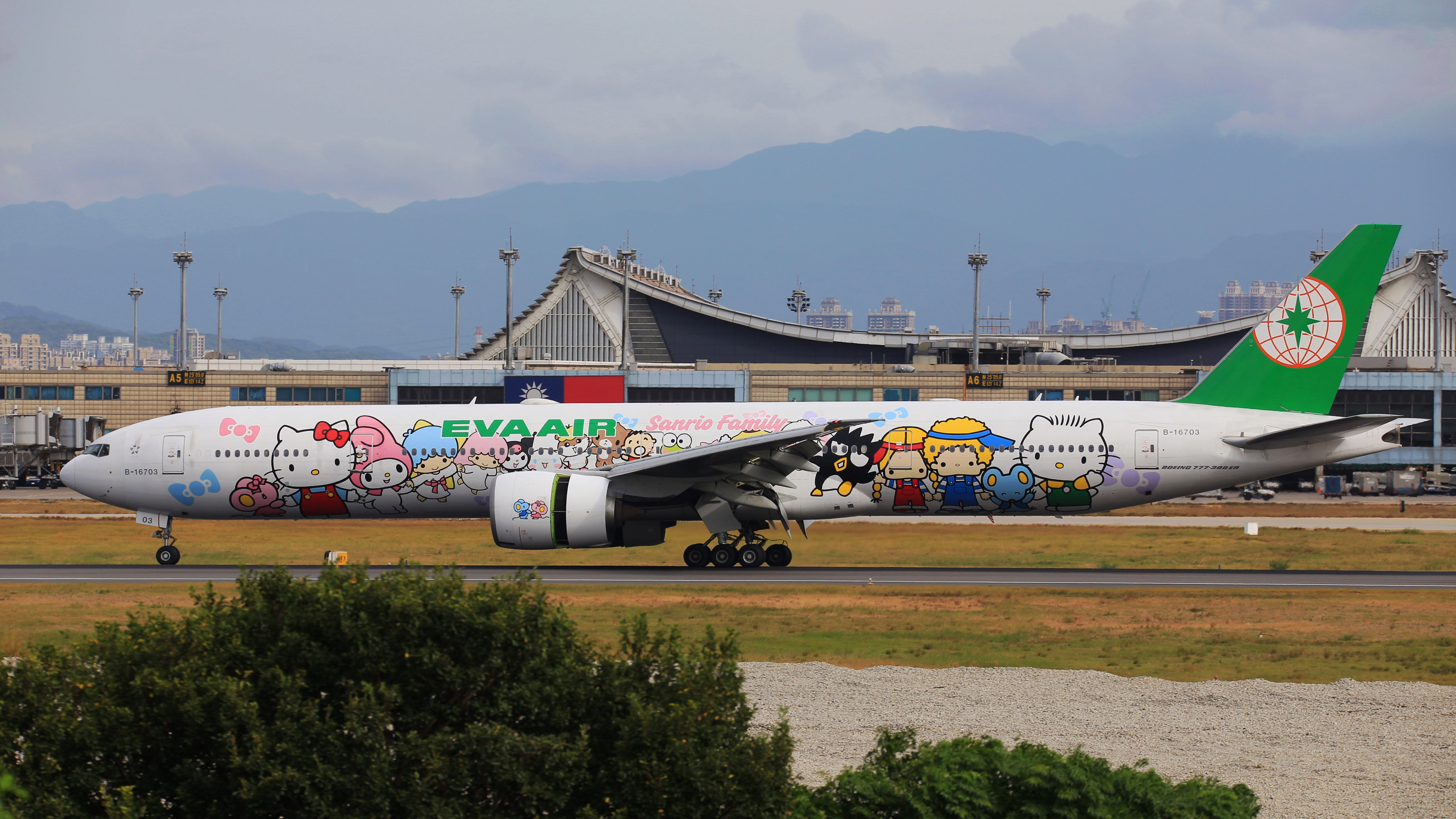 Eva Air Hello Kitty 777