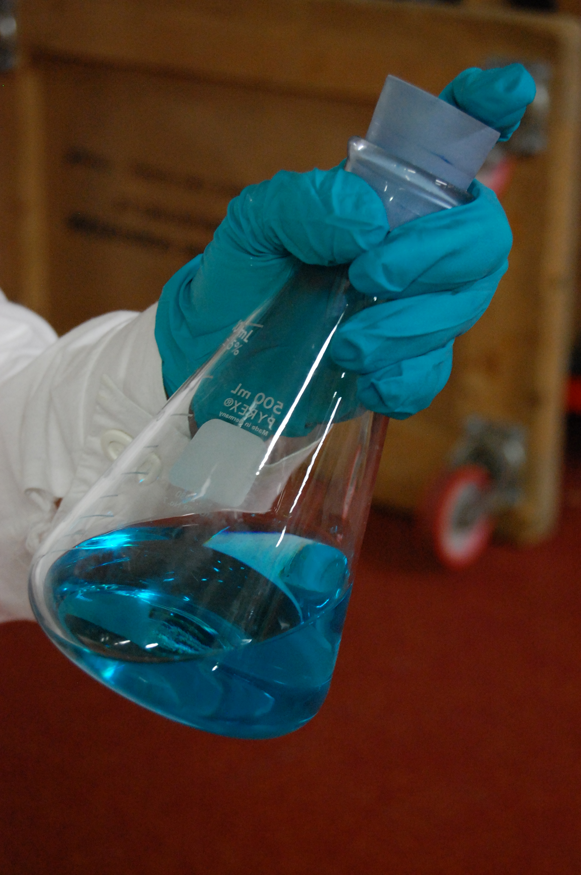 Verrerie De Laboratoire Chimique Avec Fiole Erlenmeyer Vide Sur La Table En  Bois