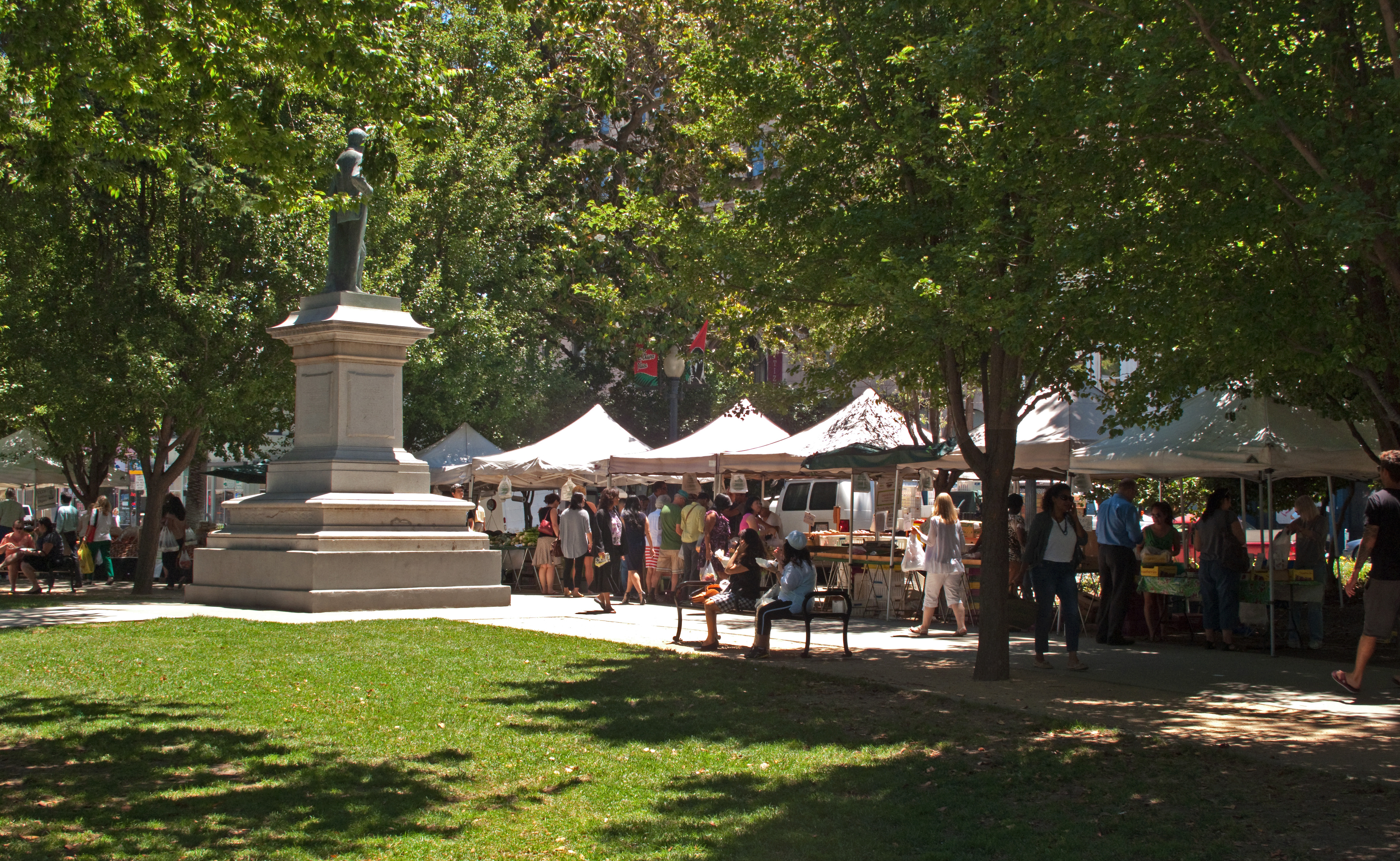 Farmers' market Sacramento.jpg