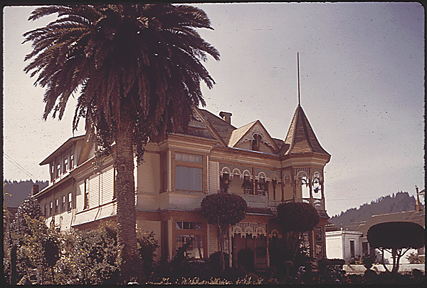 File:Ferndale CA Gingerbread Mansion 2.gif