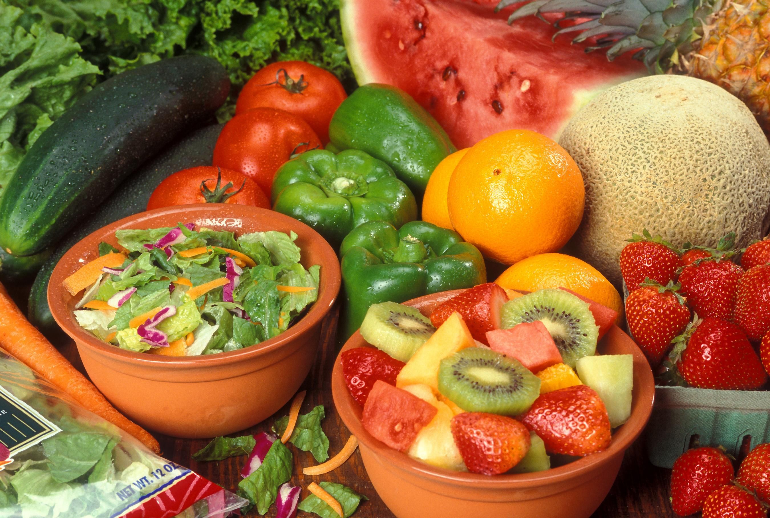 File:Fresh cut fruits and vegetables.jpg - Wikimedia Commons