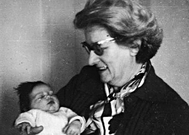 Genoveva Dawson with granddaughter, Clara Anahí Mariani (1976)