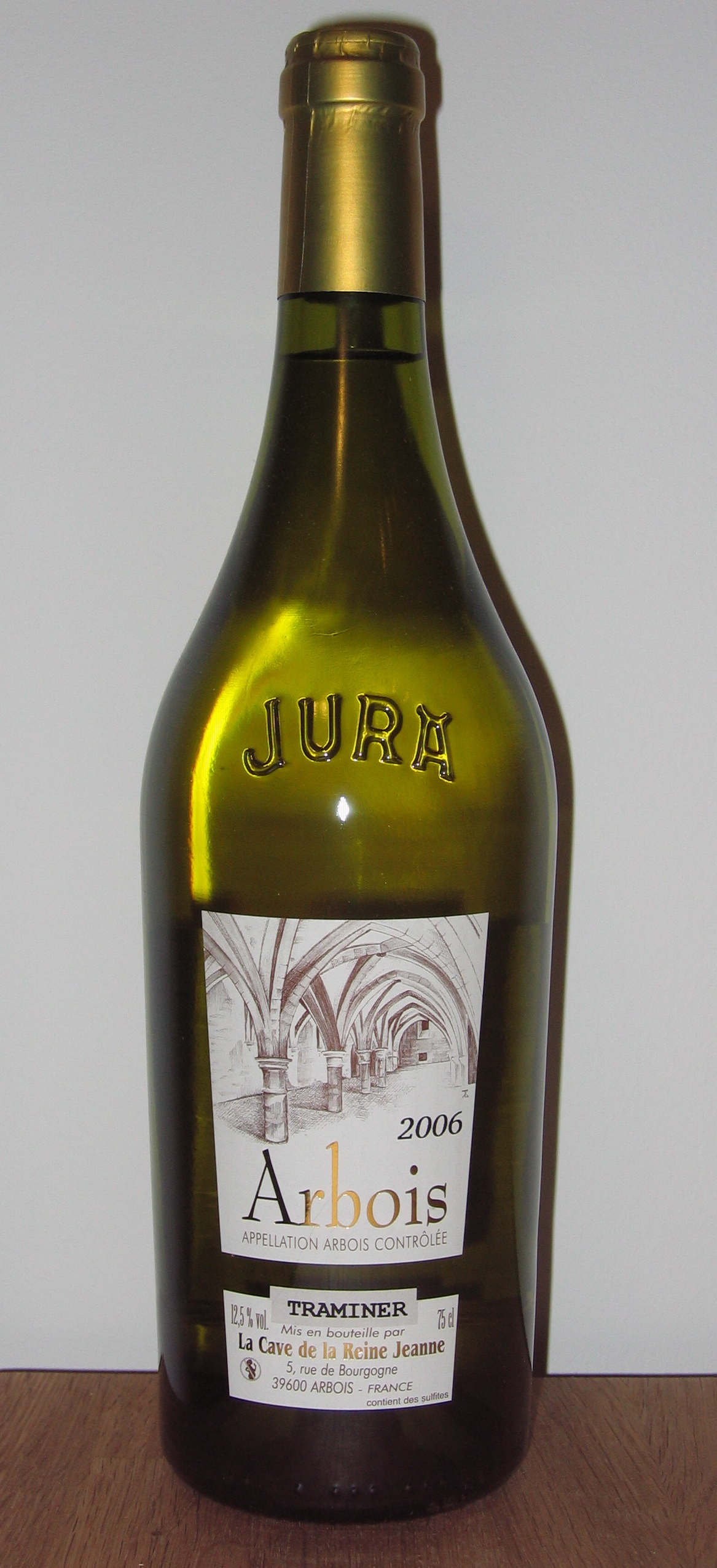 https://upload.wikimedia.org/wikipedia/commons/1/13/Jura_Arbois_Traminer_2006_bottle.jpg