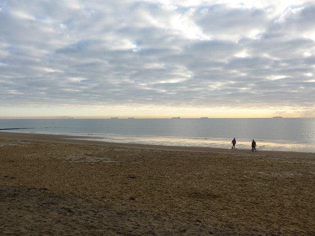 File:Looking out into the Solent from the beach at Sandown - geograph.org.uk - 4294945.jpg