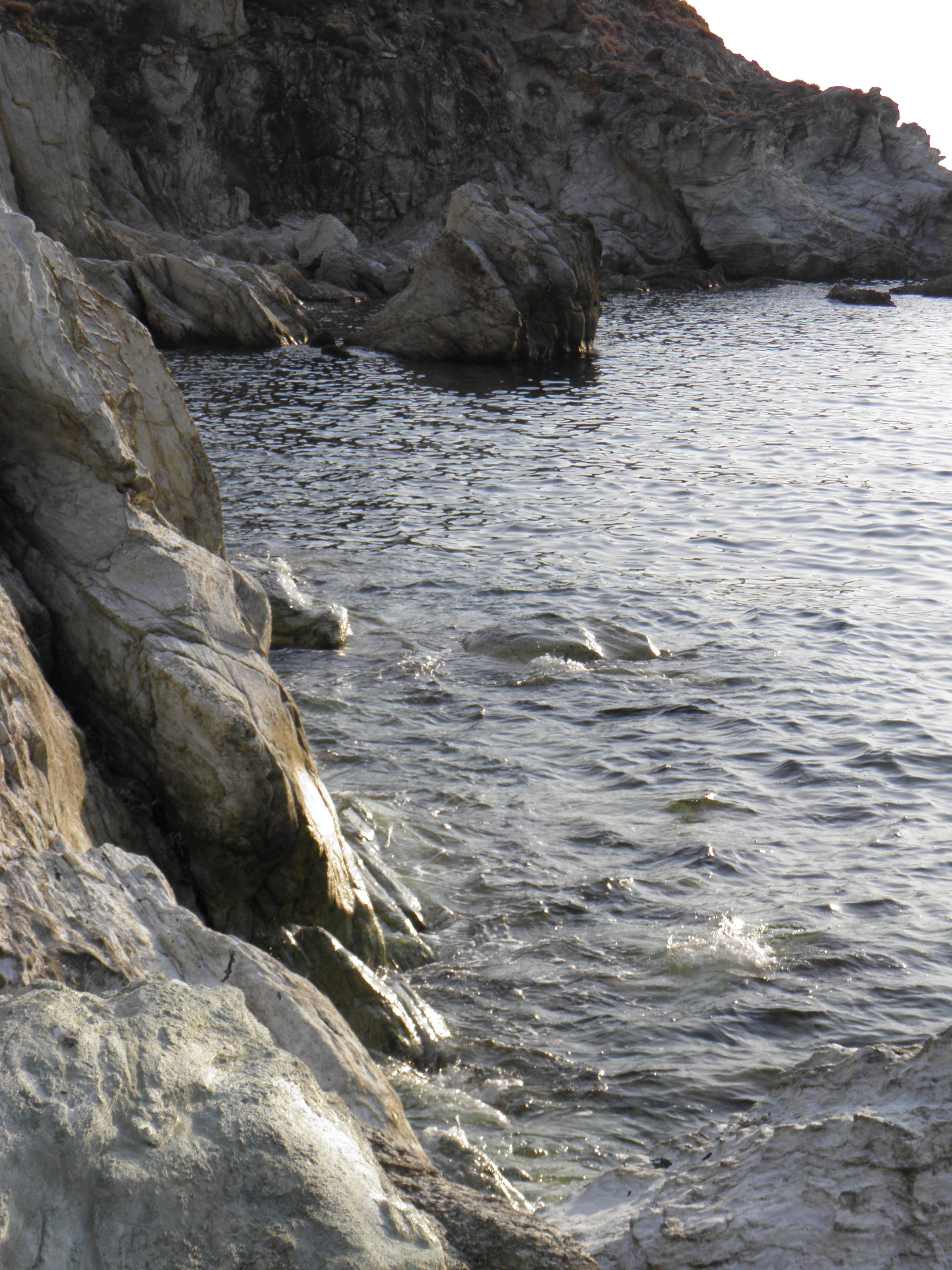 File Mer Et Rocher Depuis La Plage De Conchiglio Jpg Wikimedia Commons