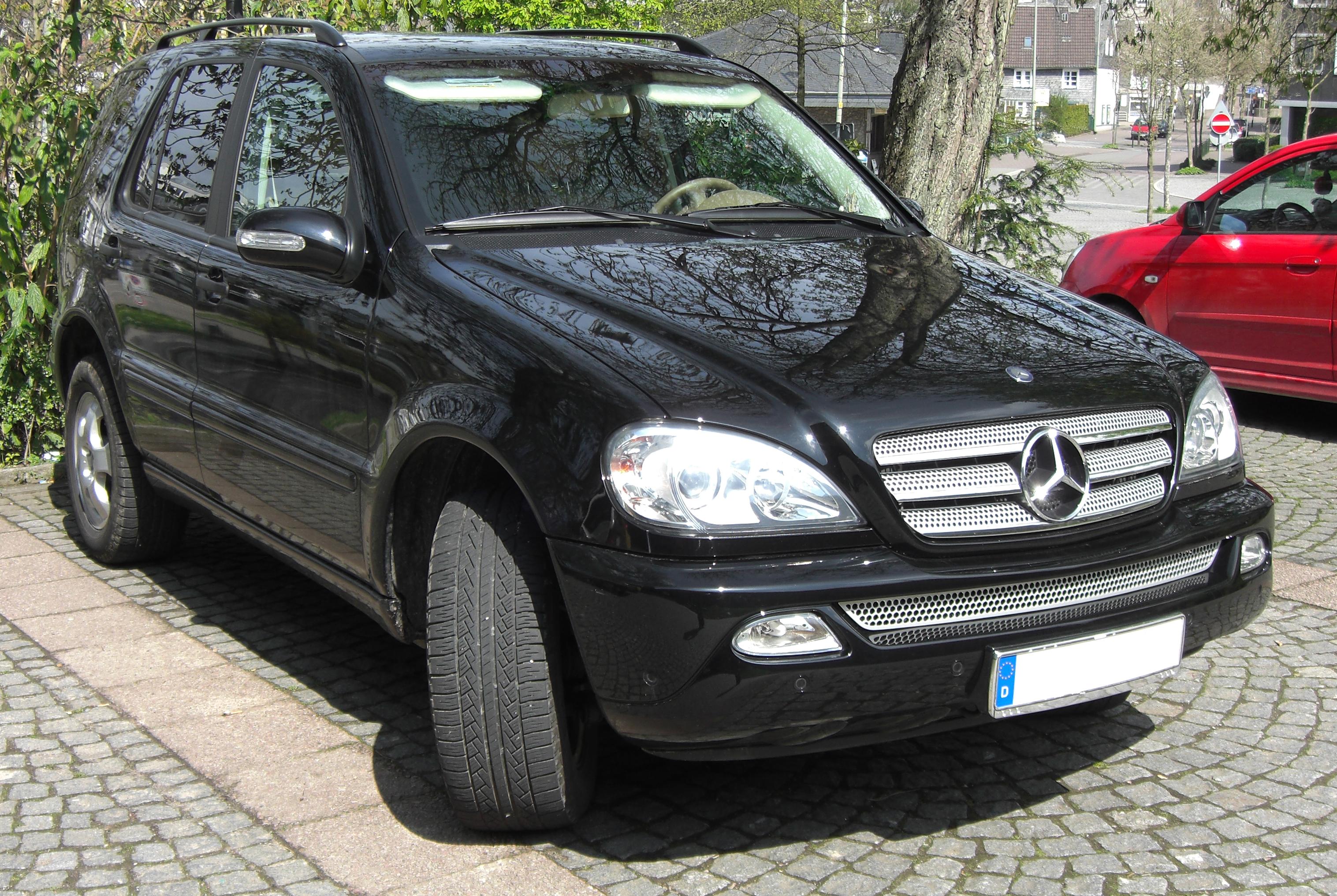 File:Mercedes ML AMG-Sportpaket (W164) front 20100722.jpg - Wikimedia  Commons