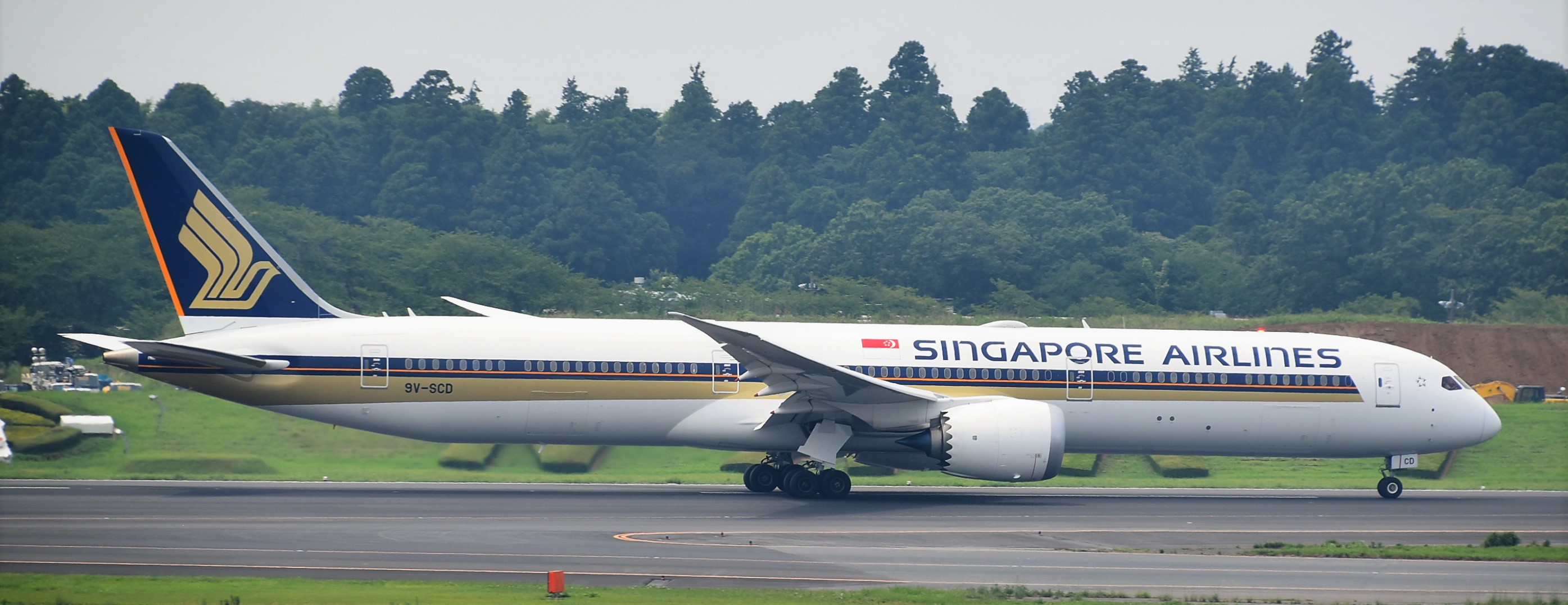 File:Singapore Airlines B787-10 (9V-SCD) taxiing at Narita 