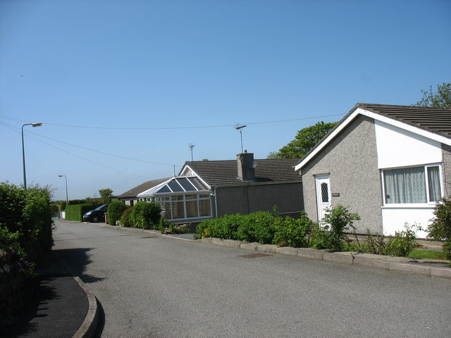 File:Stad Cwm Tecaf Estate - geograph.org.uk - 1402332.jpg