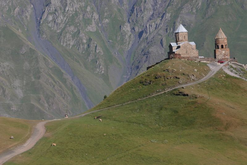 Селение Казбеги монастырь