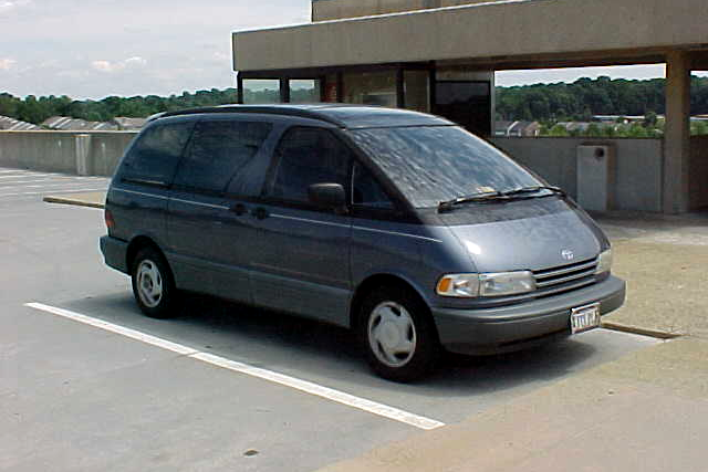 File:Toyota Previa at Vienna station -01- (50934167303).png