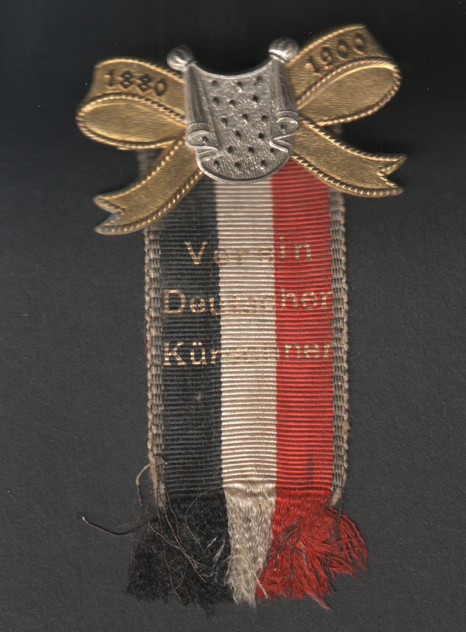 File:Verein Deutscher Kürschner 1880-1900, Anstecknadel mit Kokarde (a).jpg - Wikimedia Commons