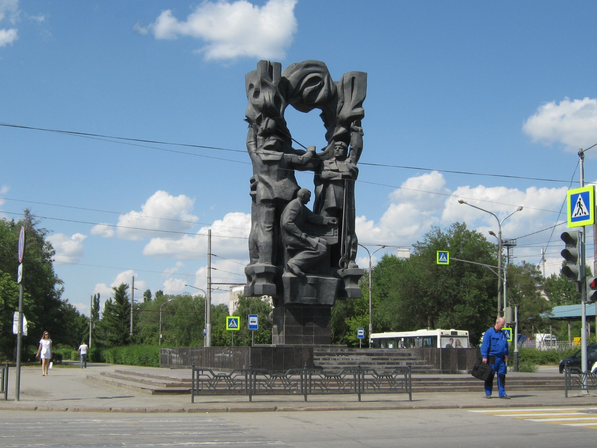 Площадь металлургов липецк. Памятник металлургам Липецк. Памятник сталеварам в Липецке. Памятник металлургам в Перово. Памятник в Липецке Новолипецке.