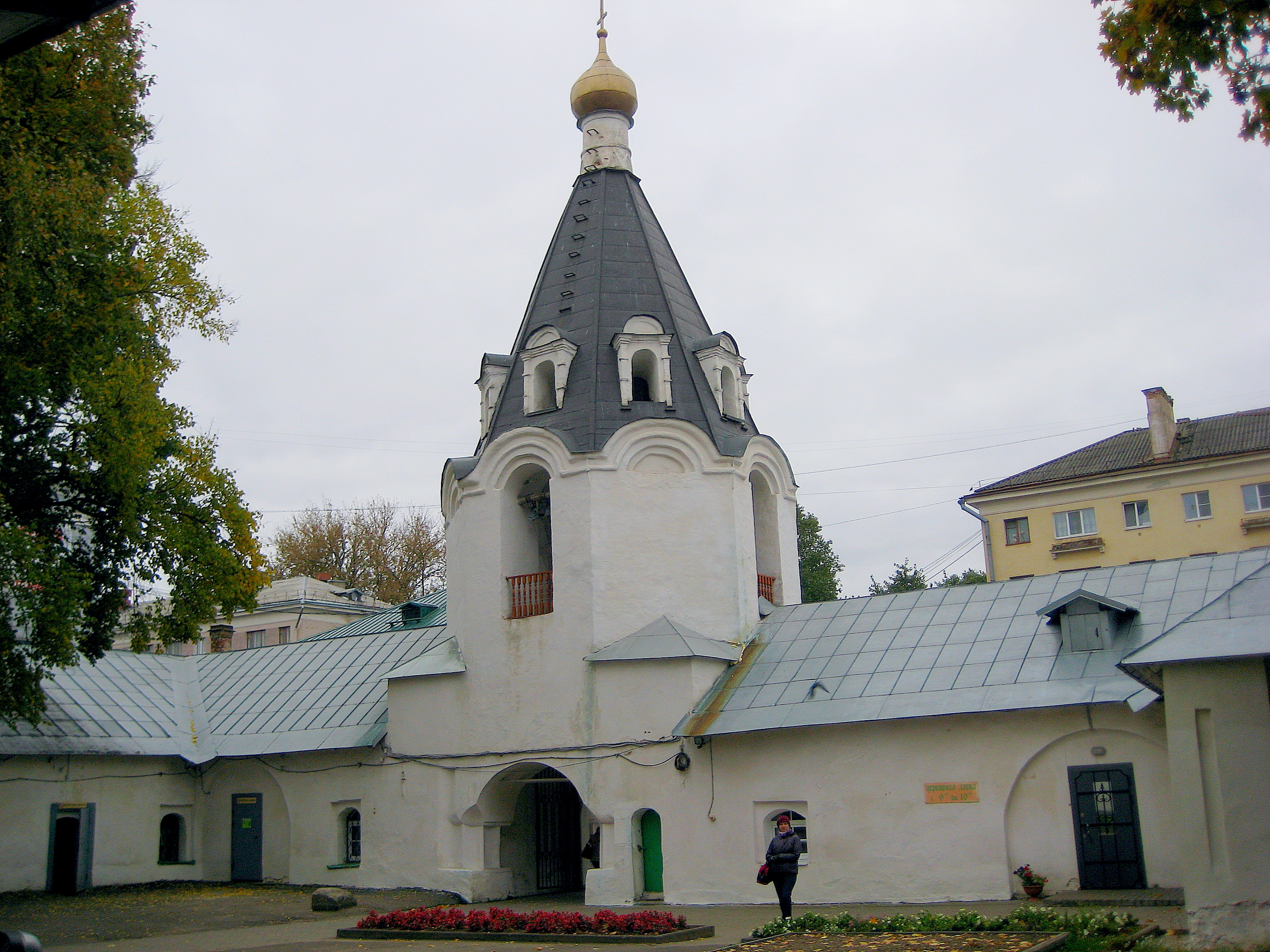 Храм михаила псков. Храм Михаила Архангела Городец. Церковь Михаила Архангела с Городца. Церковь Михаила Архангела с колокольней Псков. Церковь Михаила и Гавриила Архангелов Псков.