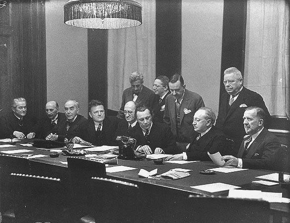 Loerke (seated 5th from the right) at the Prussian Academy of Arts, 1929