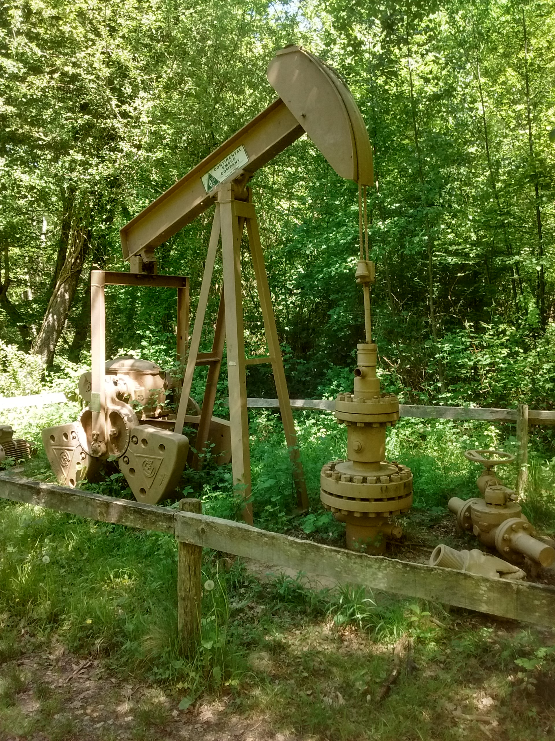 File:Puits de pétrole.jpg - Wikimedia Commons