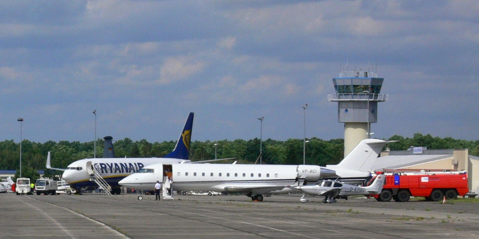 Leipzig Altenburg Airport Wikiwand [ 800 x 1600 Pixel ]