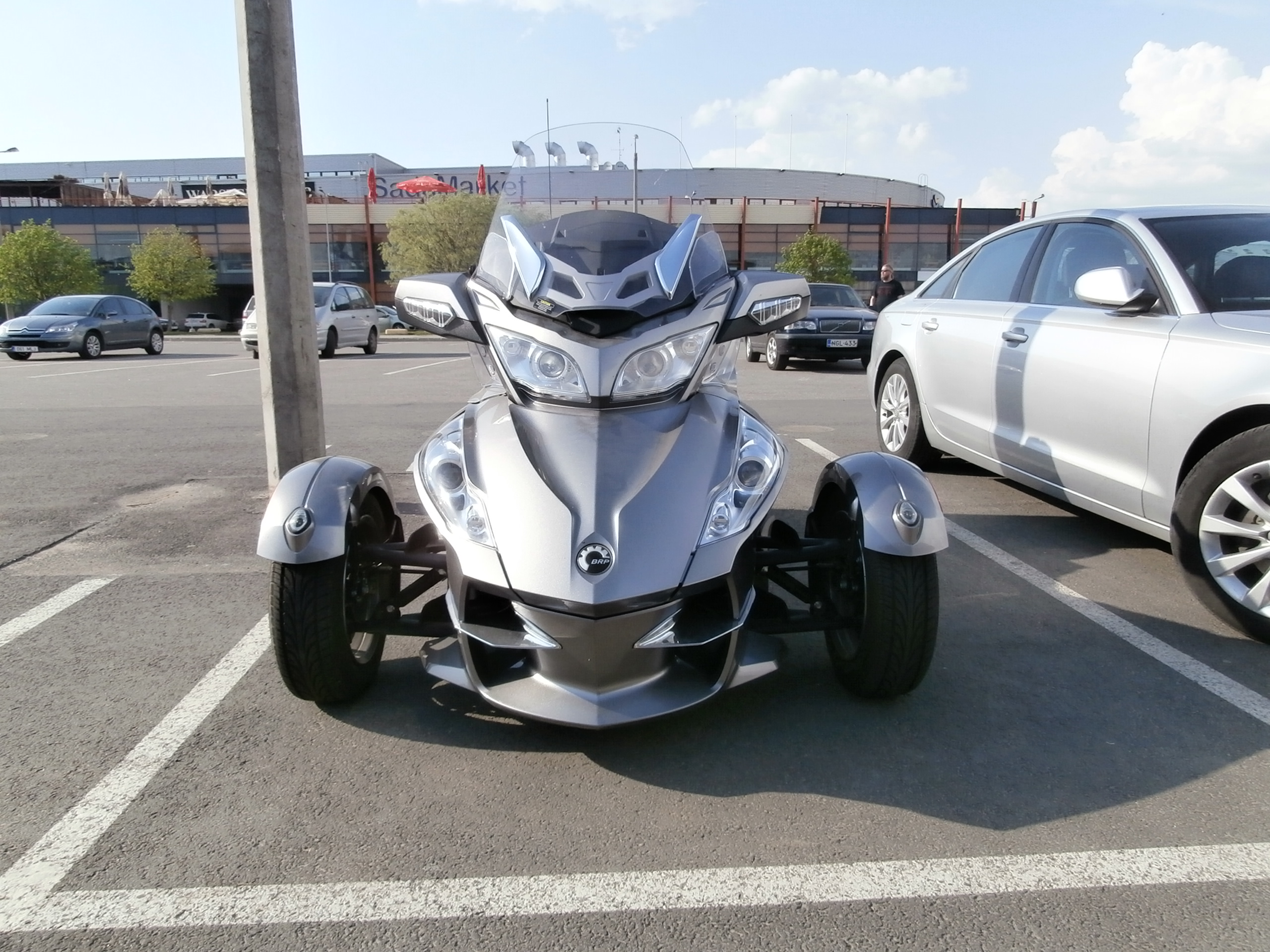 3-Wheel vehicles & 3-Wheelers - Can-Am On-Road