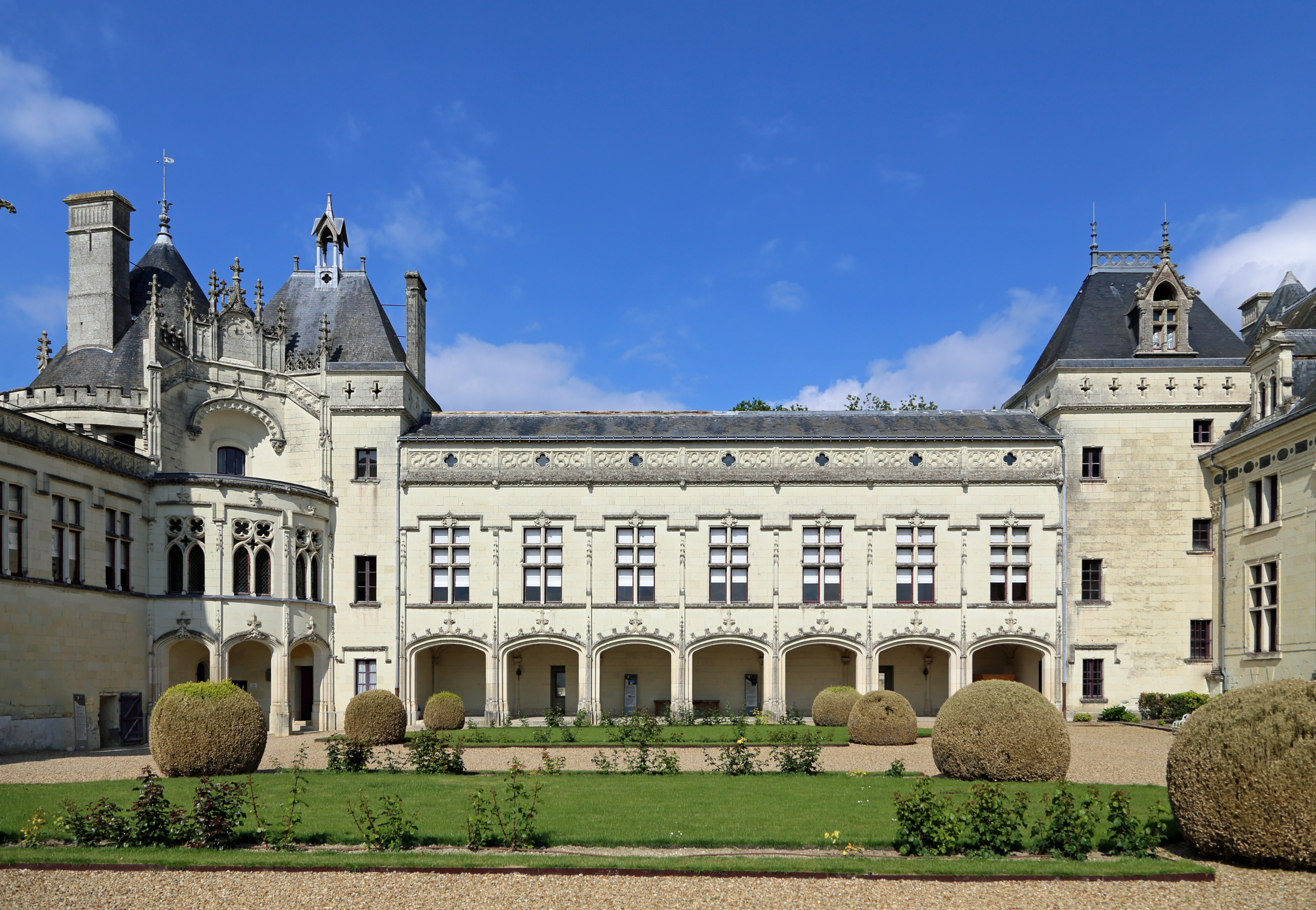 Castle r. Замок Брезе Франция. Замок Туффу Франция. Замки в крёз Франция. Шато-де-Бенувилль в Кальвадосе.